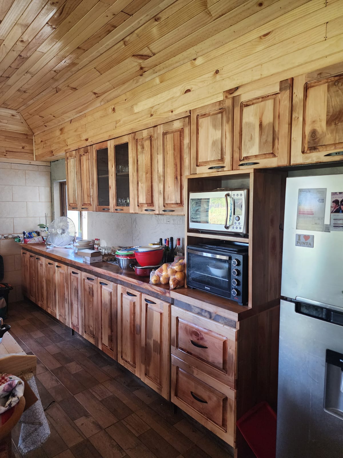 Cocina rústica con gabinetes de madera